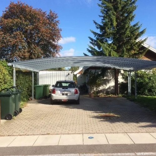 Rummelig dobbelt carport med plads til to biler på flisebelægning