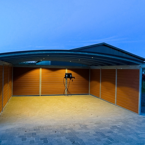 Dobbelt carport med sidebeklædning og integreret belysning