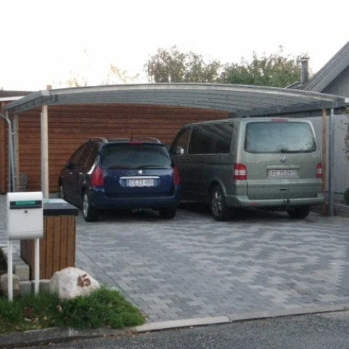 Dobbelt carport med træbeklædning og plads til to biler