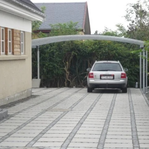Dobbelt carport i galvaniseret stål på lang indkørsel
