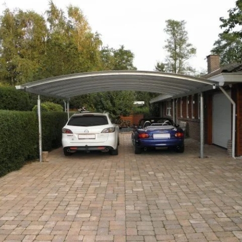 Rummelig dobbelt carport med parkering til to biler