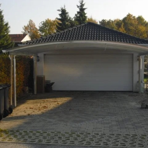 Elegant dobbelt carport integreret foran garagebygning
