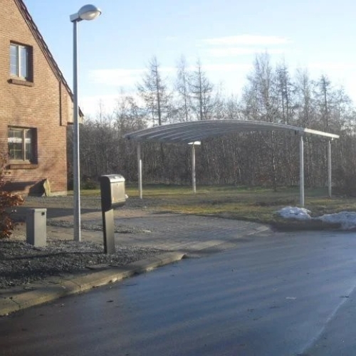 Dobbelt carport på åben grund med elegant tagkonstruktion