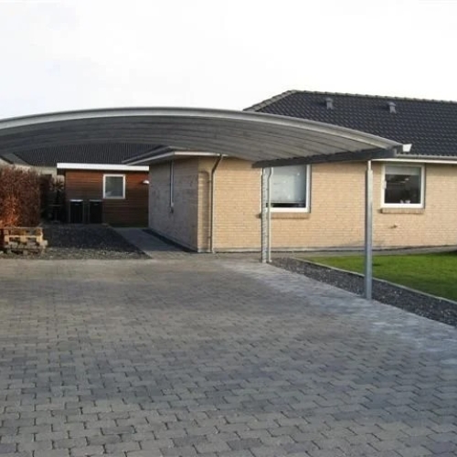 Moderne dobbelt carport integreret ved parcelhus