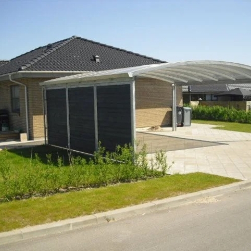 Dobbelt carport med sideafskærmning og buet tag