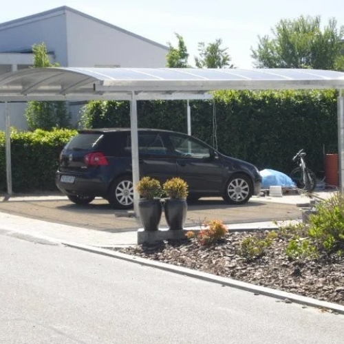 Moderne dobbelt carport med transparent tag og parkering