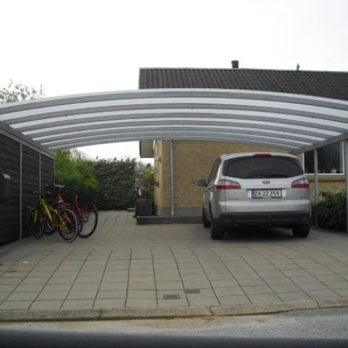 Rummelig dobbelt carport med plads til bil og cykler