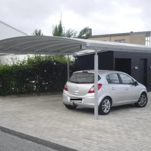 Dobbelt carport med bred indkørsel og transparent tag