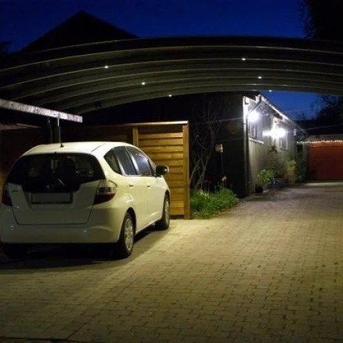 Dobbelt carport med integreret belysning til aftenparkering