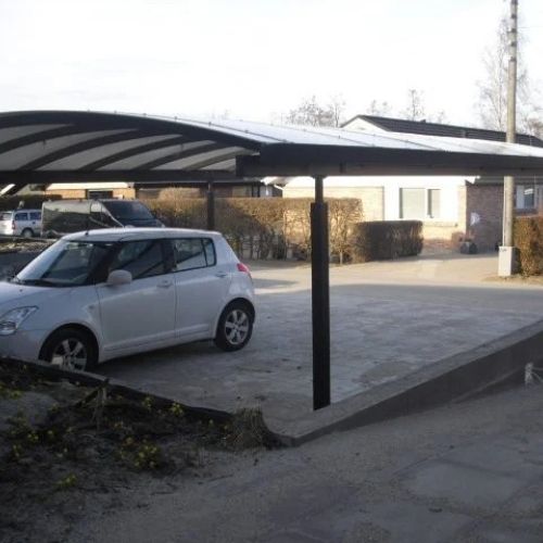 Sort dobbelt carport med moderne stålstolper