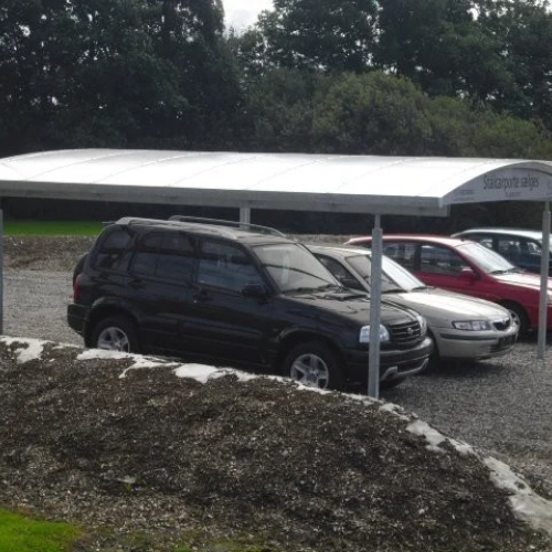 Moderne dobbelt carport til flere parkerede biler