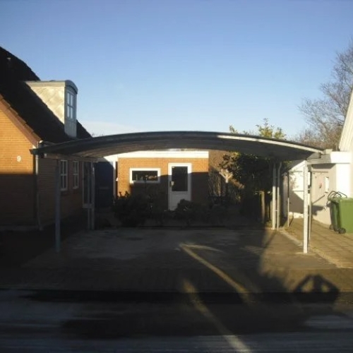Dobbelt carport med elegant buet tag