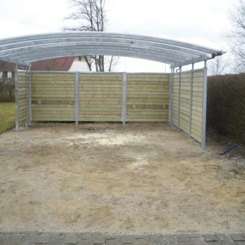 Dobbelt carport med sidevægge og transparent tag