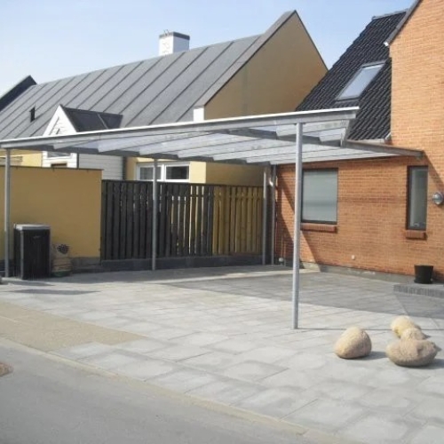 Elegant dobbelt carport på stor flisebelagt indkørsel