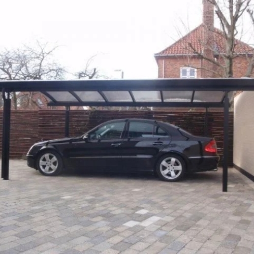 Sort dobbelt carport med transparent tag og stålstolper