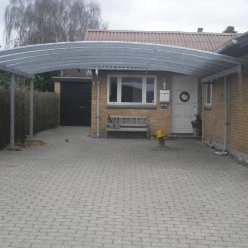 Dobbelt carport integreret med husets indkørsel