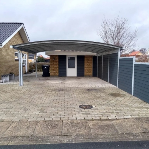 Dobbelt carport med integreret læskærm ved bolig