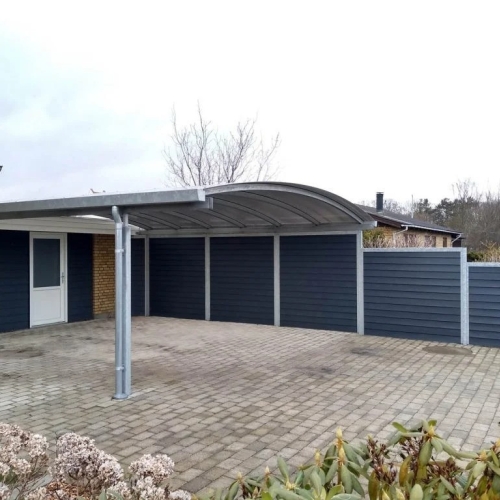 Dobbelt carport med sidebeklædning og buet tag