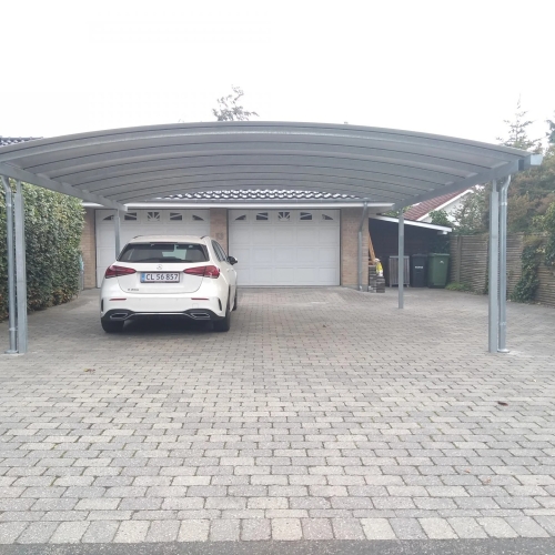 Stor dobbelt carport foran garage og bolig