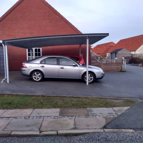 Dobbelt carport med fladt tag og parkering til to biler