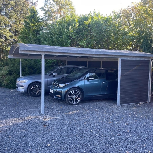 Dobbelt carport med sidebeklædning i mørke paneler