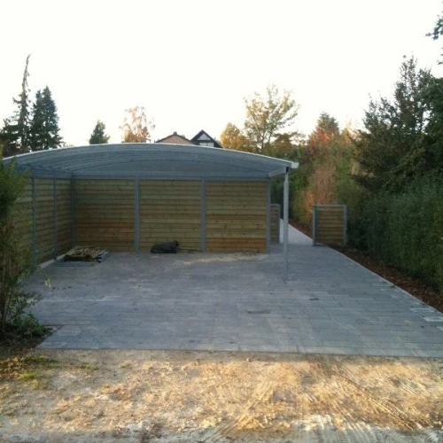 Dobbelt carport med læskærm og flisebelægning i Brønshøj
