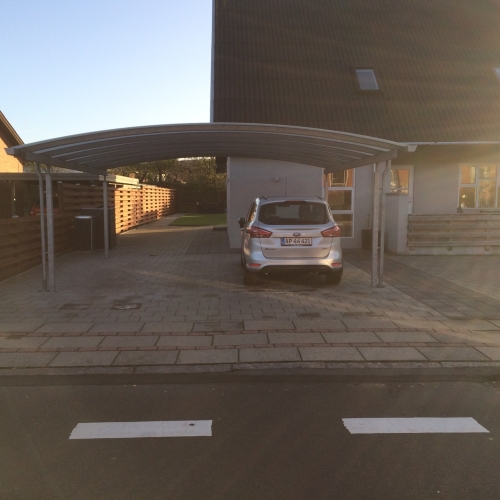 Dobbelt carport foran moderne bolig i Frederikshavn