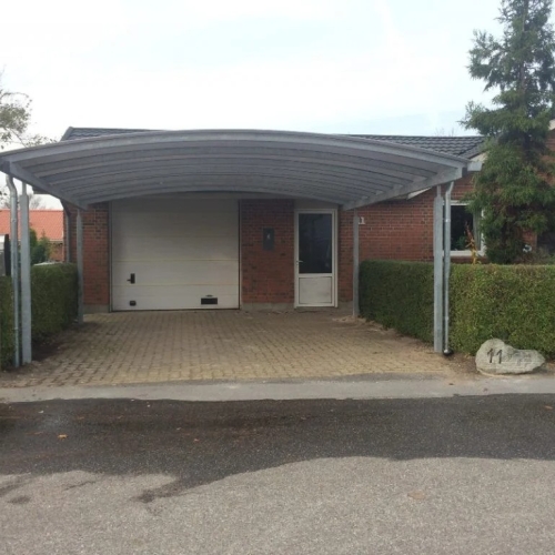 Dobbelt carport med kombineret skur og overdækning i Hals