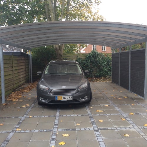 Rummelig dobbelt carport med sidebeklædning i Holstebro