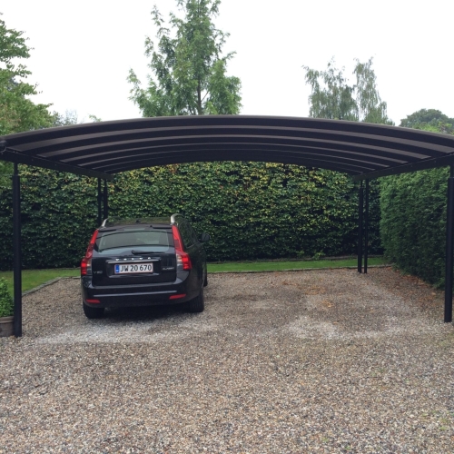 Dobbelt carport i sort design ved villa i Holte