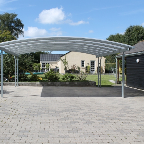 Dobbelt carport med buet tag og plads til to biler i Jyllinge