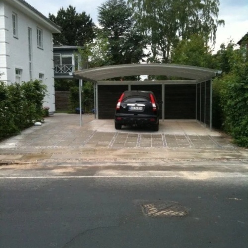 Rummelig dobbelt carport med buet tag og sidepaneler i Klampenborg