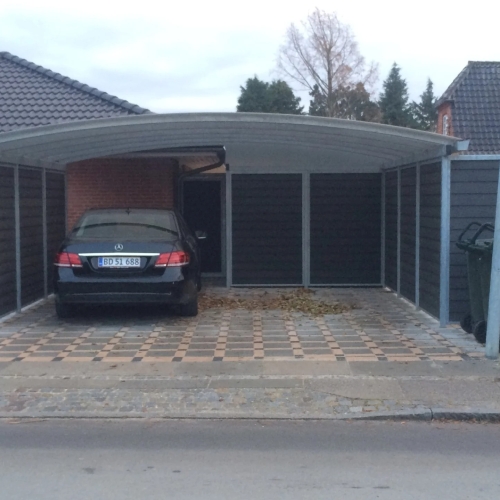 Dobbelt carport med sidebeklædning ved murstensvilla i København