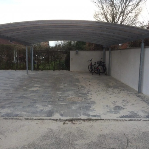 Dobbelt carport med sidevæg og stor parkeringsplads i Lyngby
