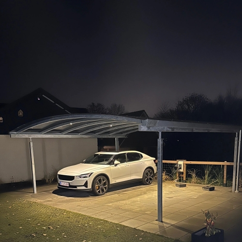 Dobbelt carport med belysning og plads til to biler