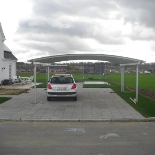 Dobbelt carport ved nybygget villa og åben indkørsel i Slagelse