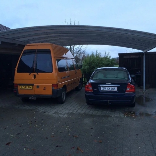 Dobbelt carport med buet tag og to parkeringspladser i Sønderborg