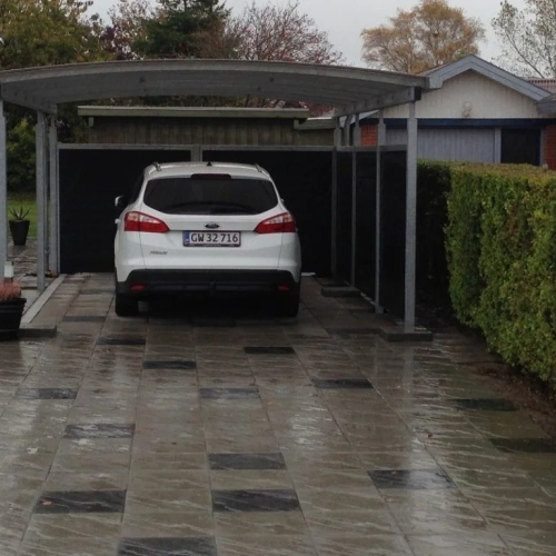 Enkelt carport i stål med sidebeklædning