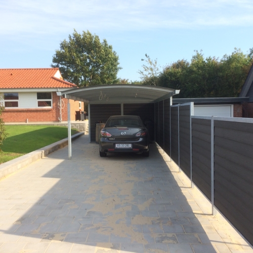 Enkelt carport med buet tag og beklædning