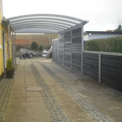 Enkelt carport monteret langs hus