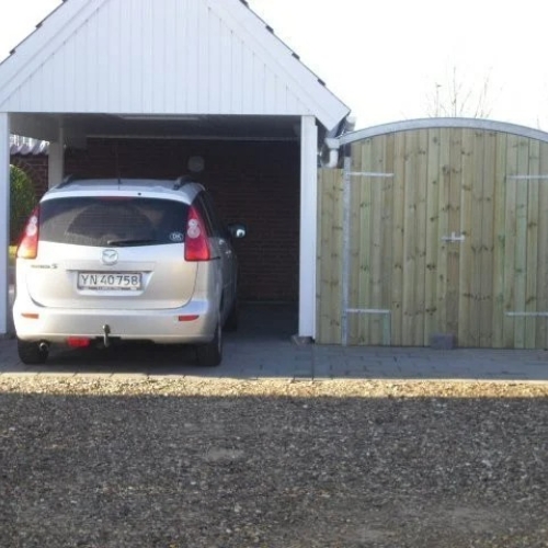 Enkelt carport med integreret redskabsrum