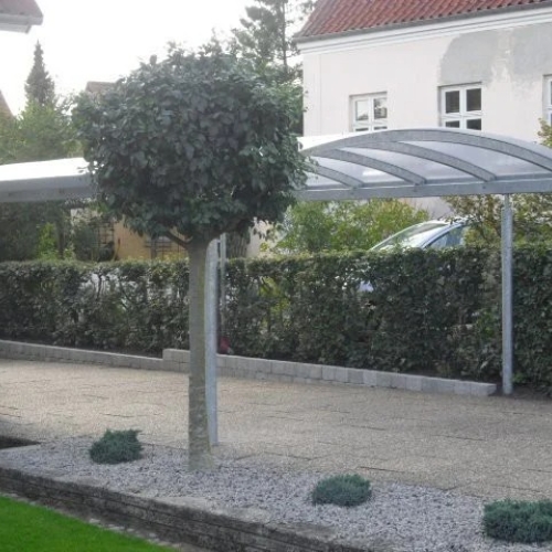 Enkelt carport med buet tagkonstruktion