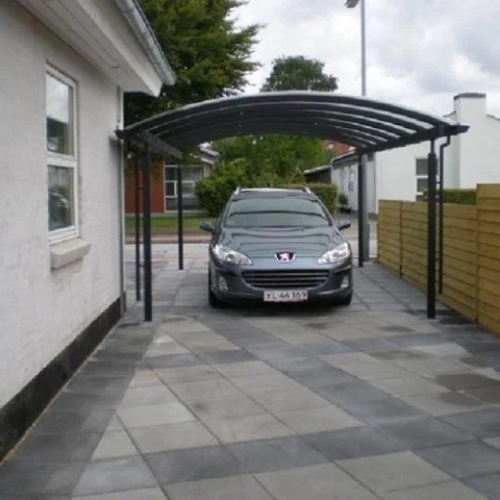 Sort enkelt carport med buet tag