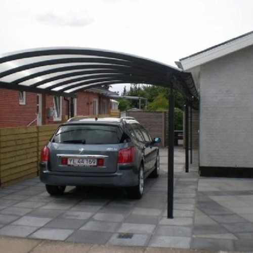 Enkelt carport i sort stål