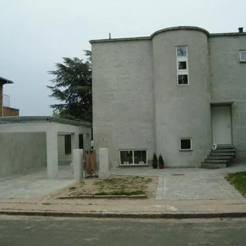 Moderne enkelt carport ved villa