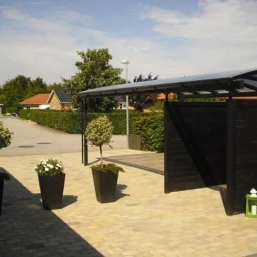 Sort enkelt carport med sidebeklædning