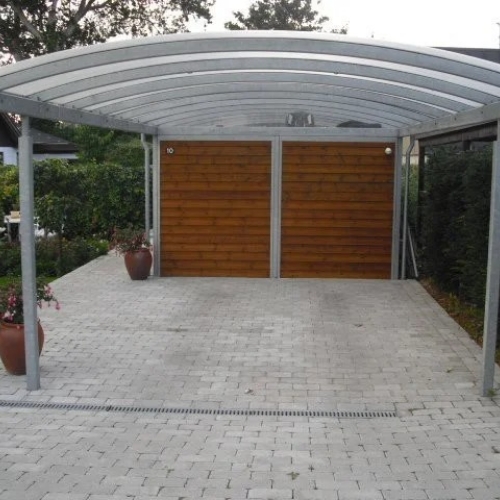 Enkelt carport med buet tag i stål
