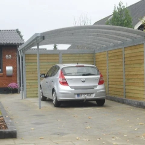 Enkelt carport med transparent tag og træbeklædning