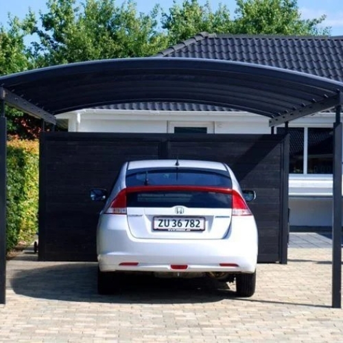 Sort enkelt carport med skærmvæg
