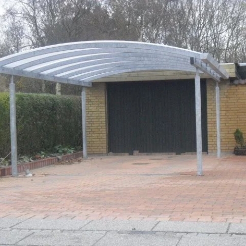 Enkelt carport ved gult murstensbolig